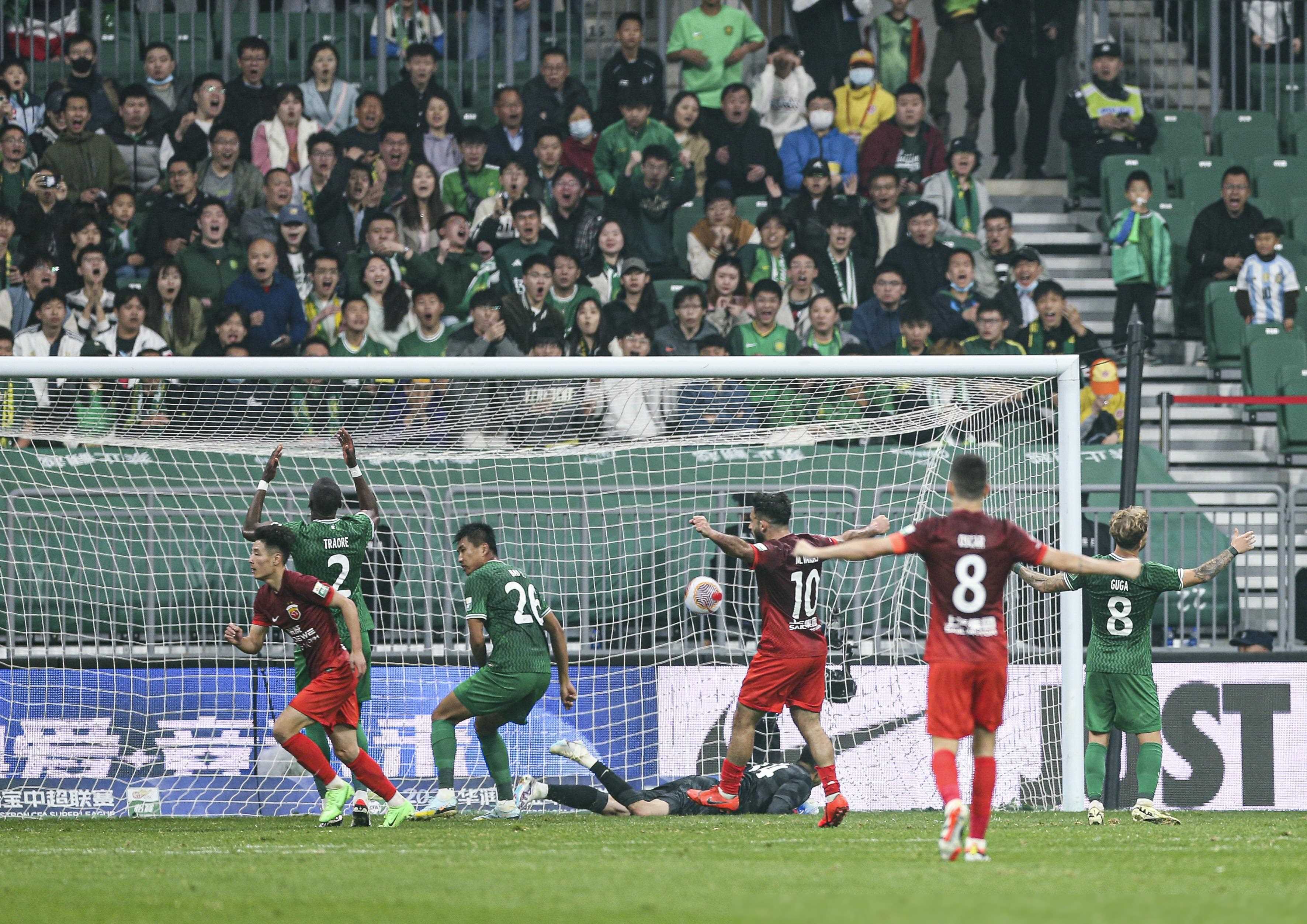 国内联赛中的球员们展现出色技术