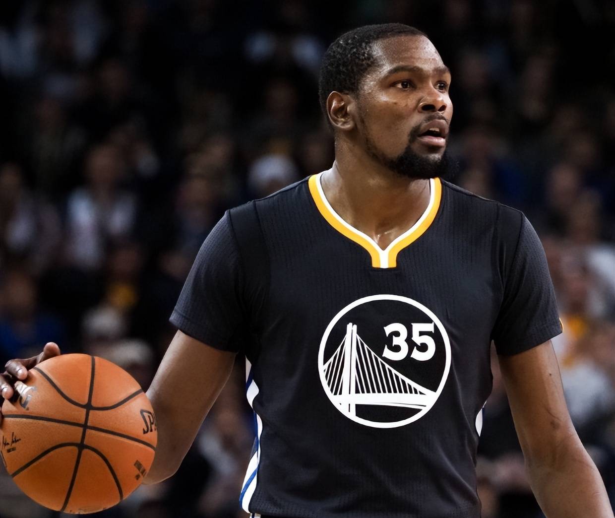 篮球巨星在训练中不断突破自我