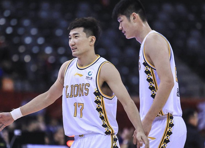 湖人鏖战新疆队，胡金秋扛起全队