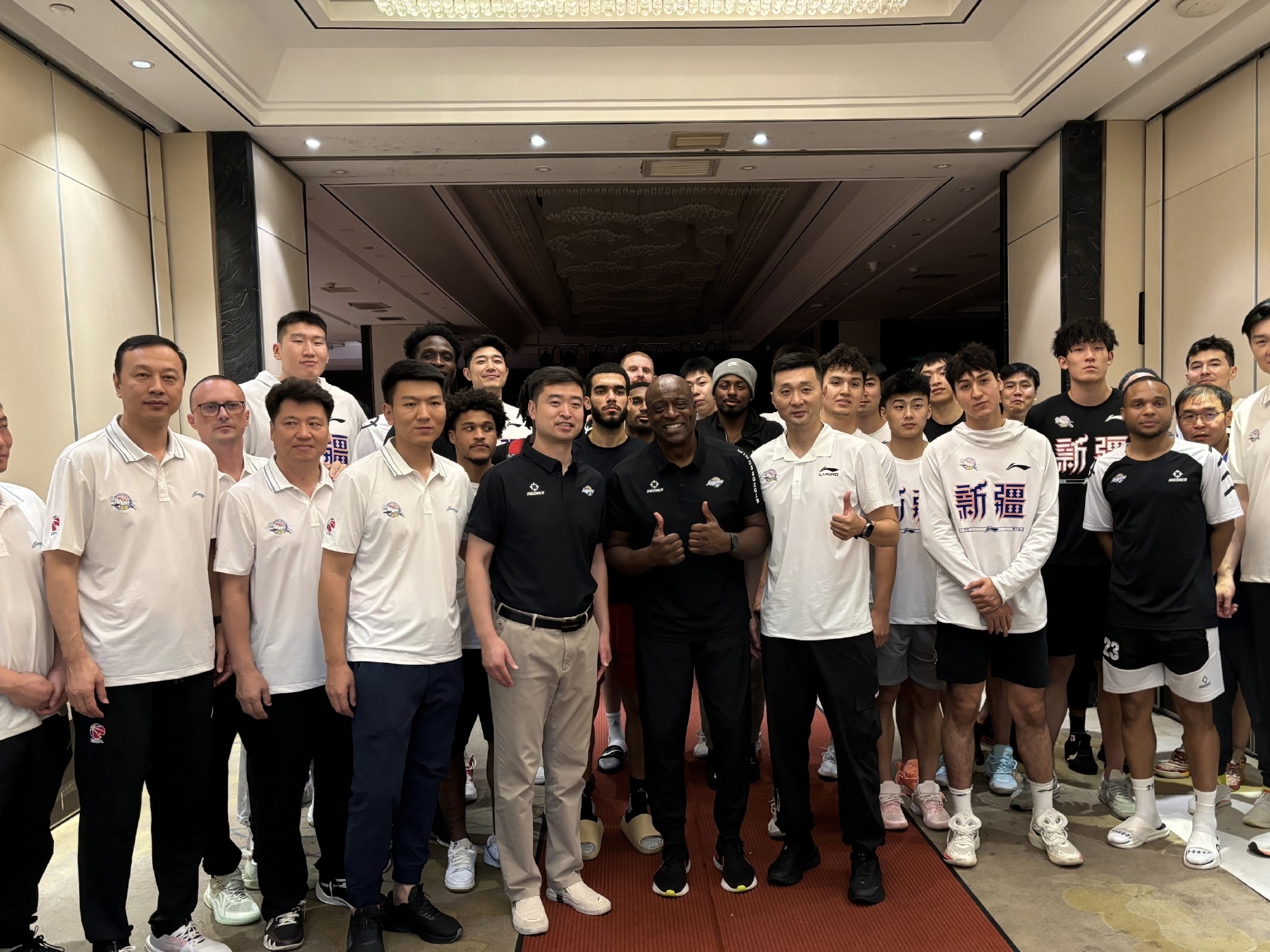 新疆队轻松战胜对手，全队精神饱满