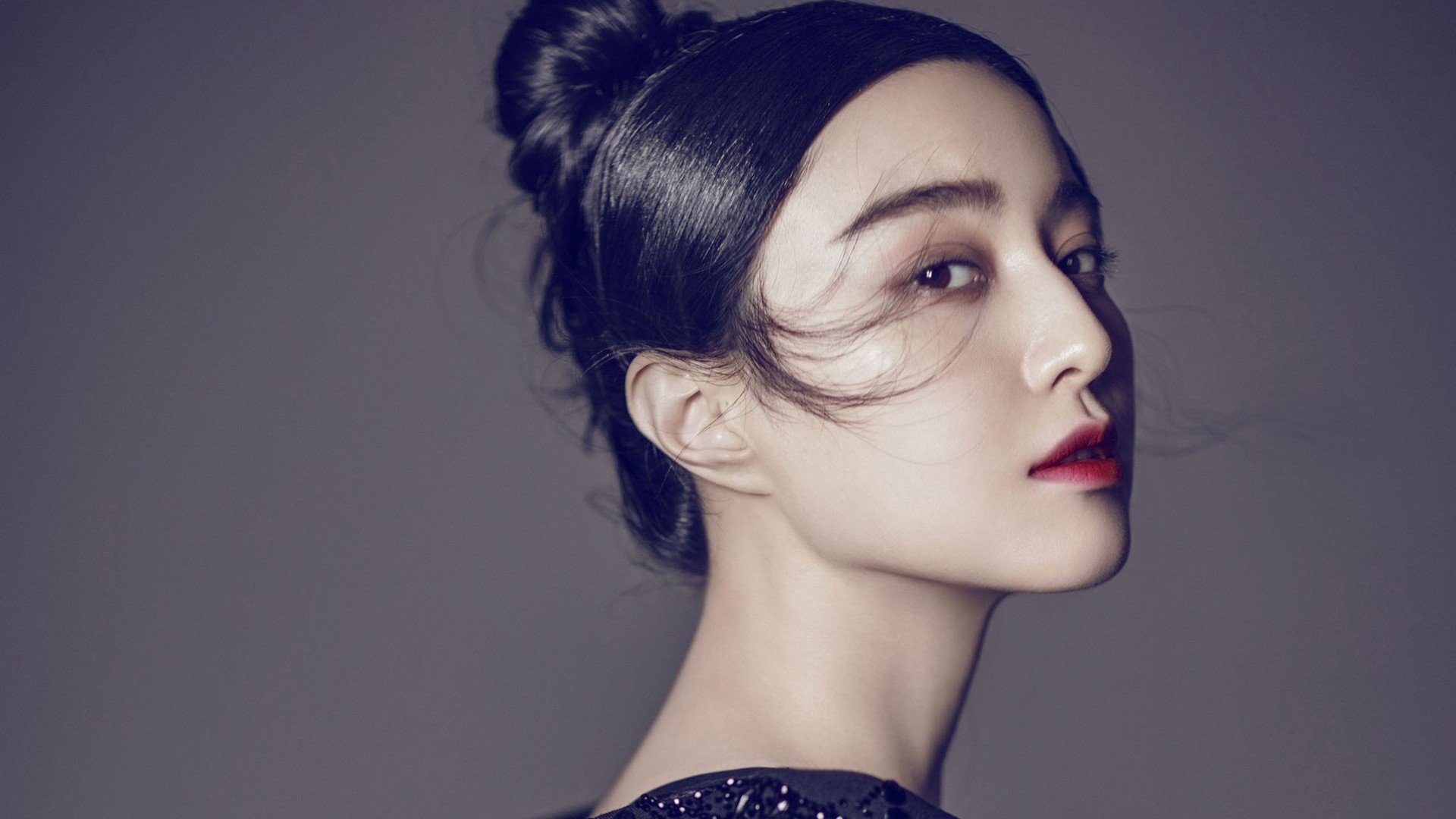 绿茵之外,欧冠决赛夜的场外呐喊,与横亘黑海的屏障