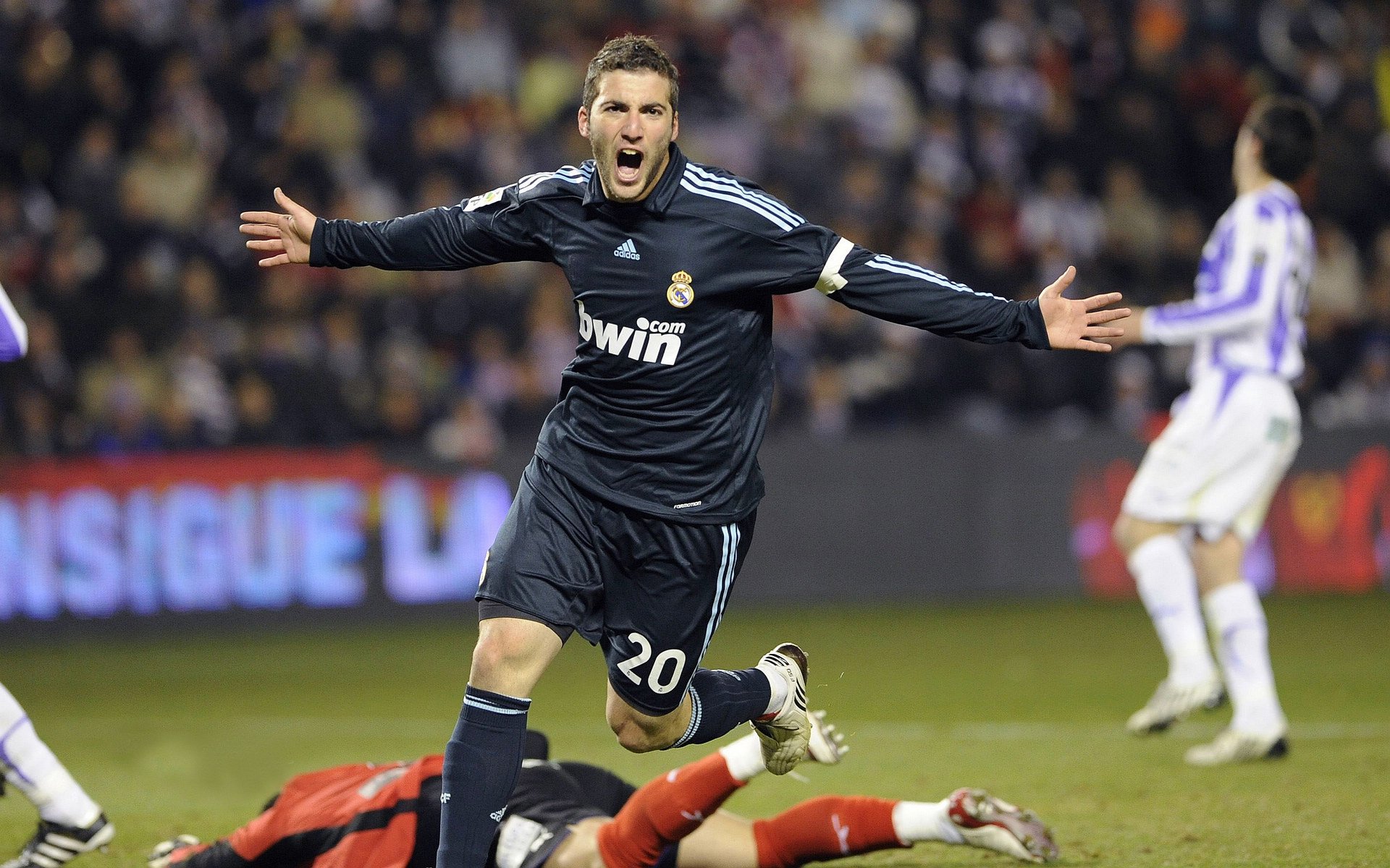 2026世界杯之夜,当孔德一剑封喉,世界屏住了呼吸