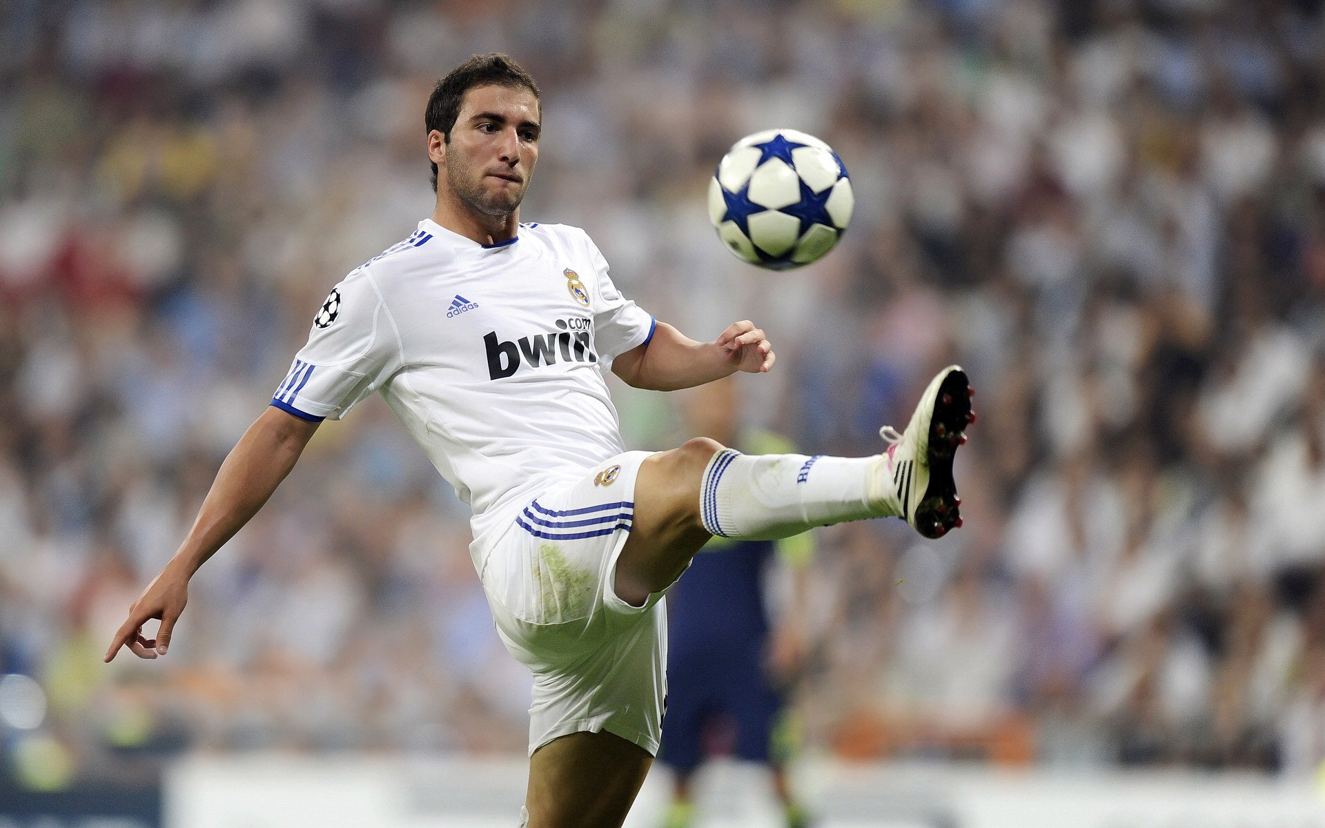 掌控的艺术，当安菲尔德球场的脉搏遇上摩纳哥弯道的呼吸