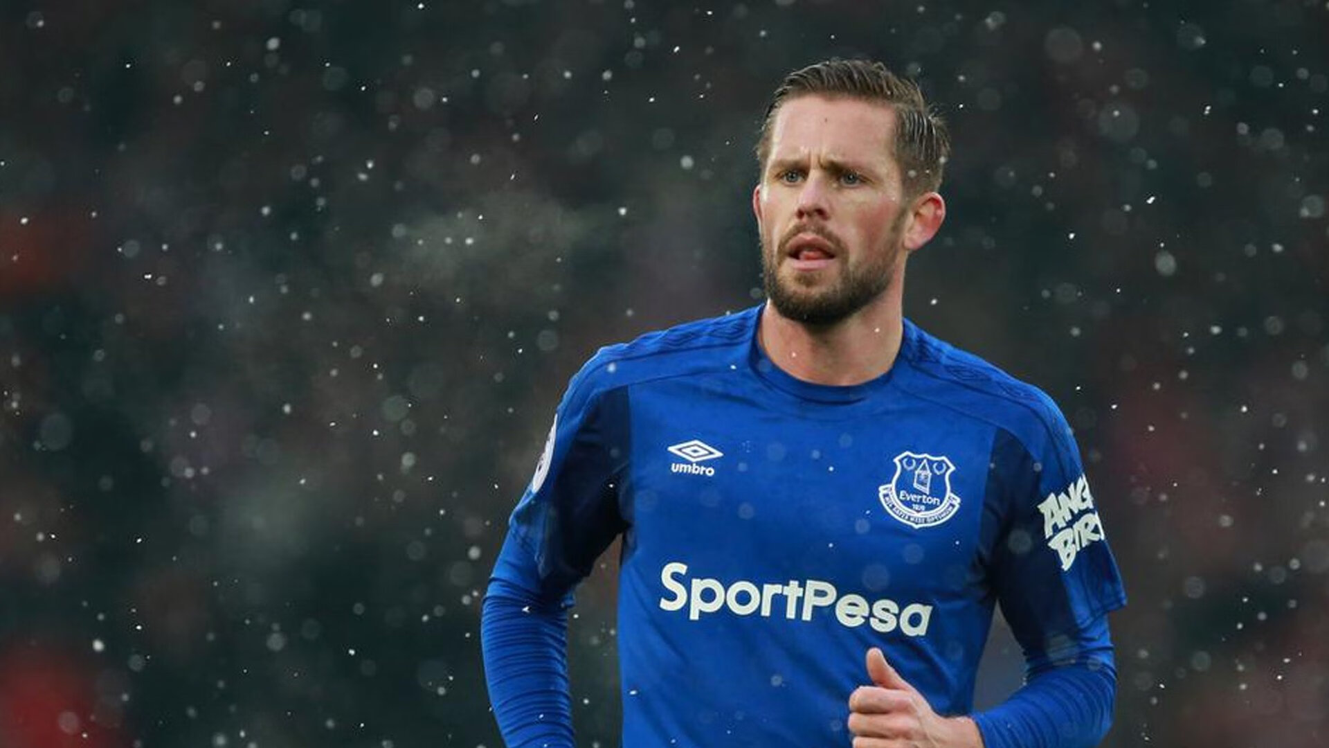 引擎轰鸣处,蓝桥驶过寂静的刀锋