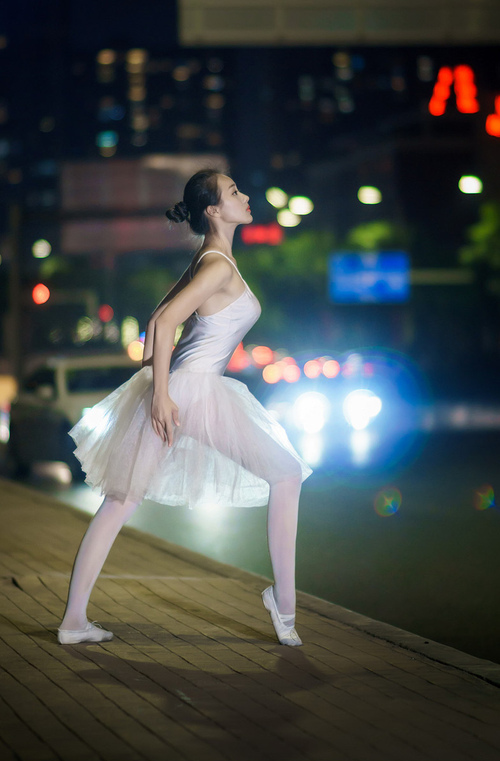 橙潮再临，当维斯塔潘在巴林赛道冲垮佛罗伦萨